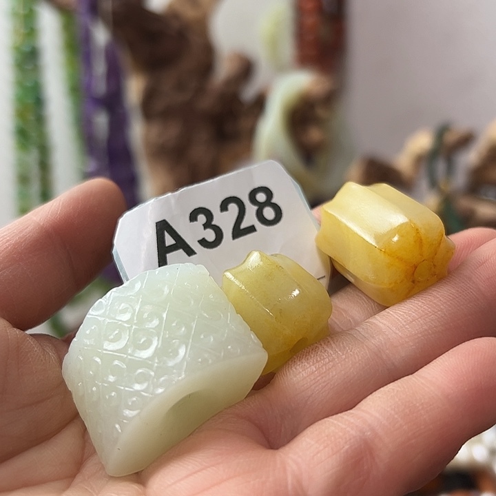 三***）和田玉（糖玉）未镶嵌颈饰