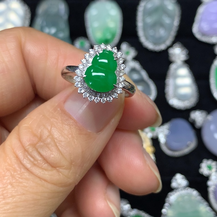 翡翠18K金镶嵌颈饰戒指