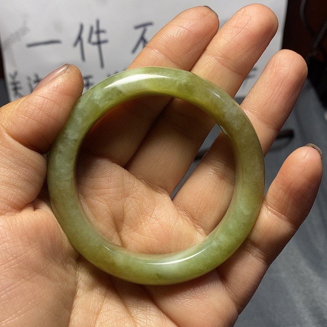 和田玉手镯未镶嵌肉*家