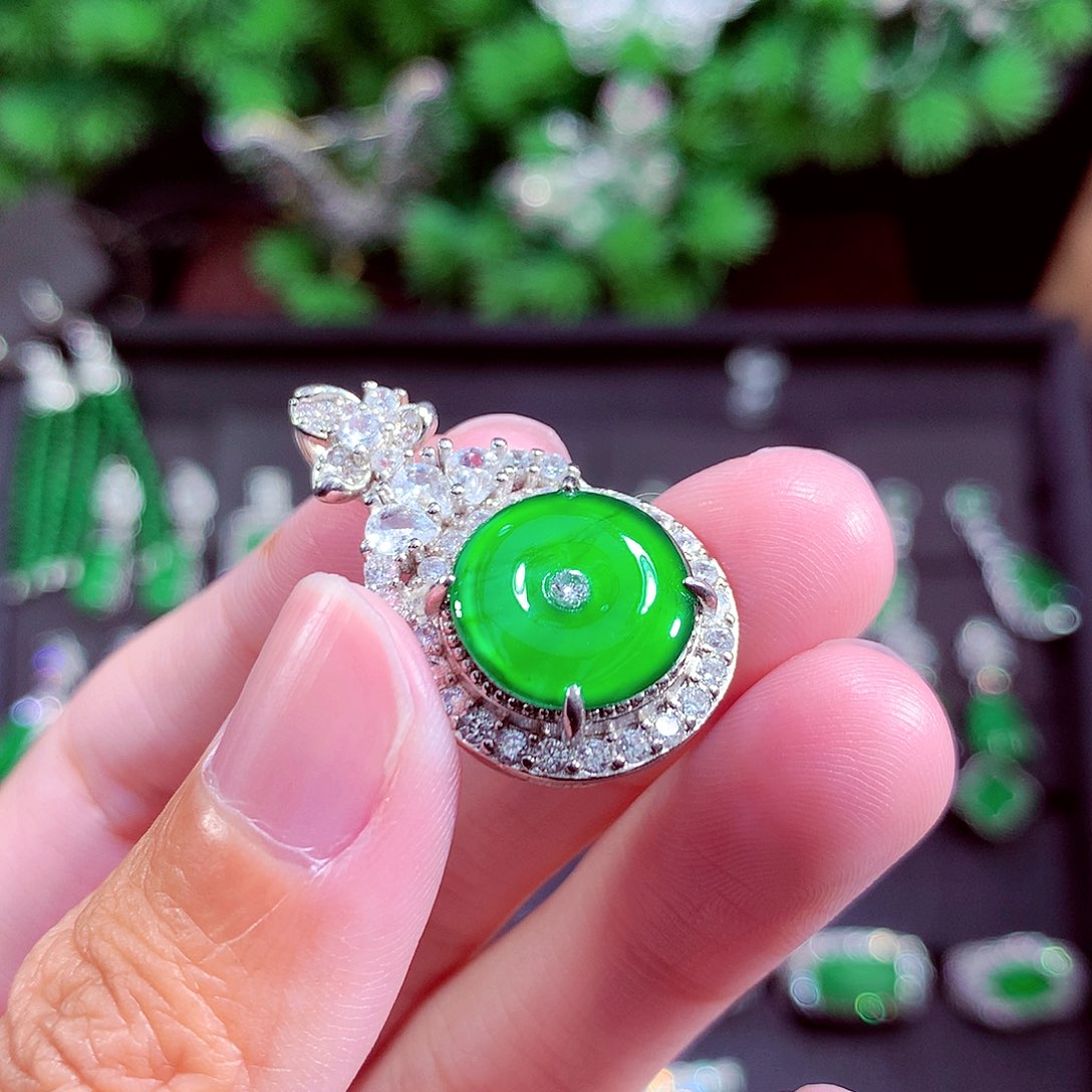 颈饰未镶嵌翡翠天然