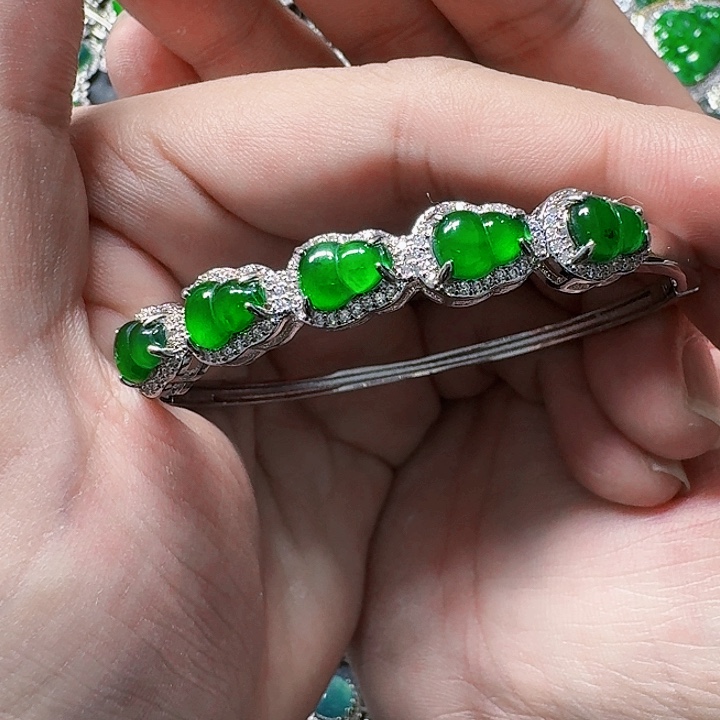 翡翠颈饰未镶嵌天然A货翡翠放漏