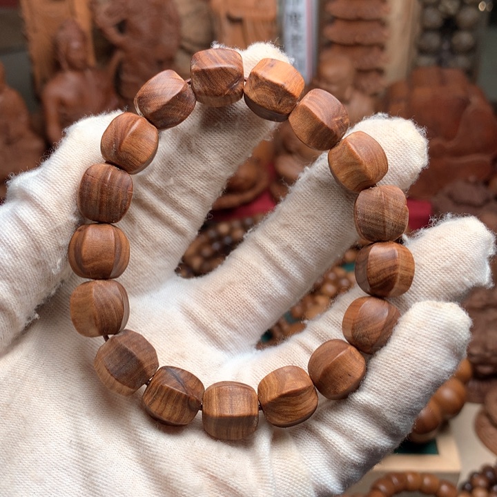 檀香木其他老山檀奶香手把件瑕疵