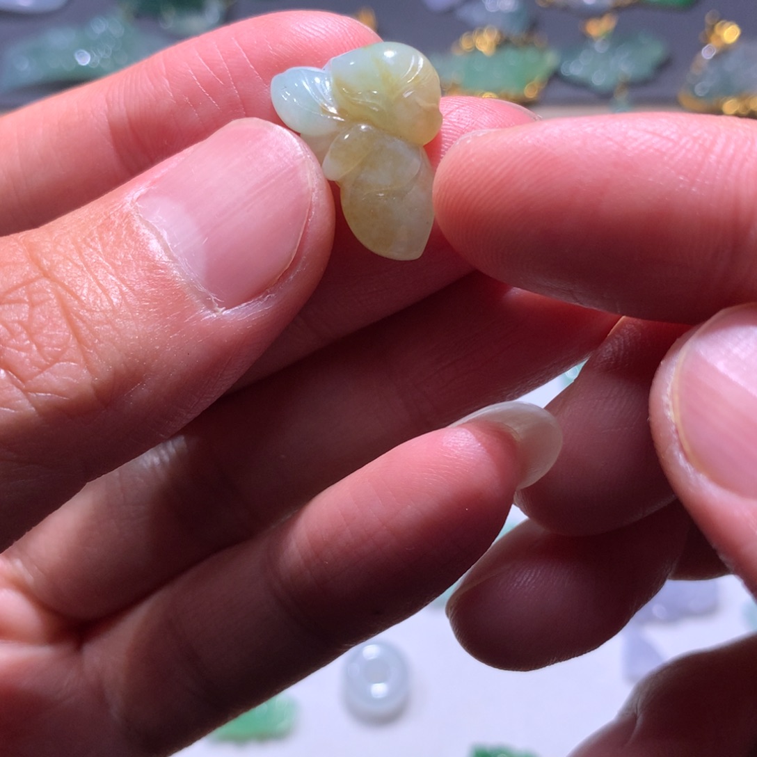 翡翠未镶嵌颈饰天使