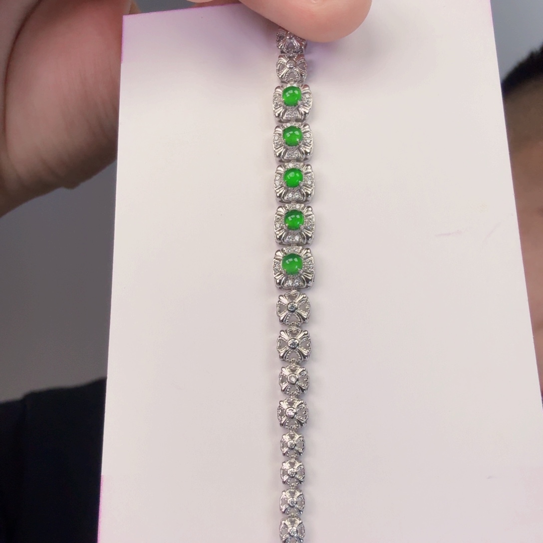 翡翠颈饰未镶嵌一件