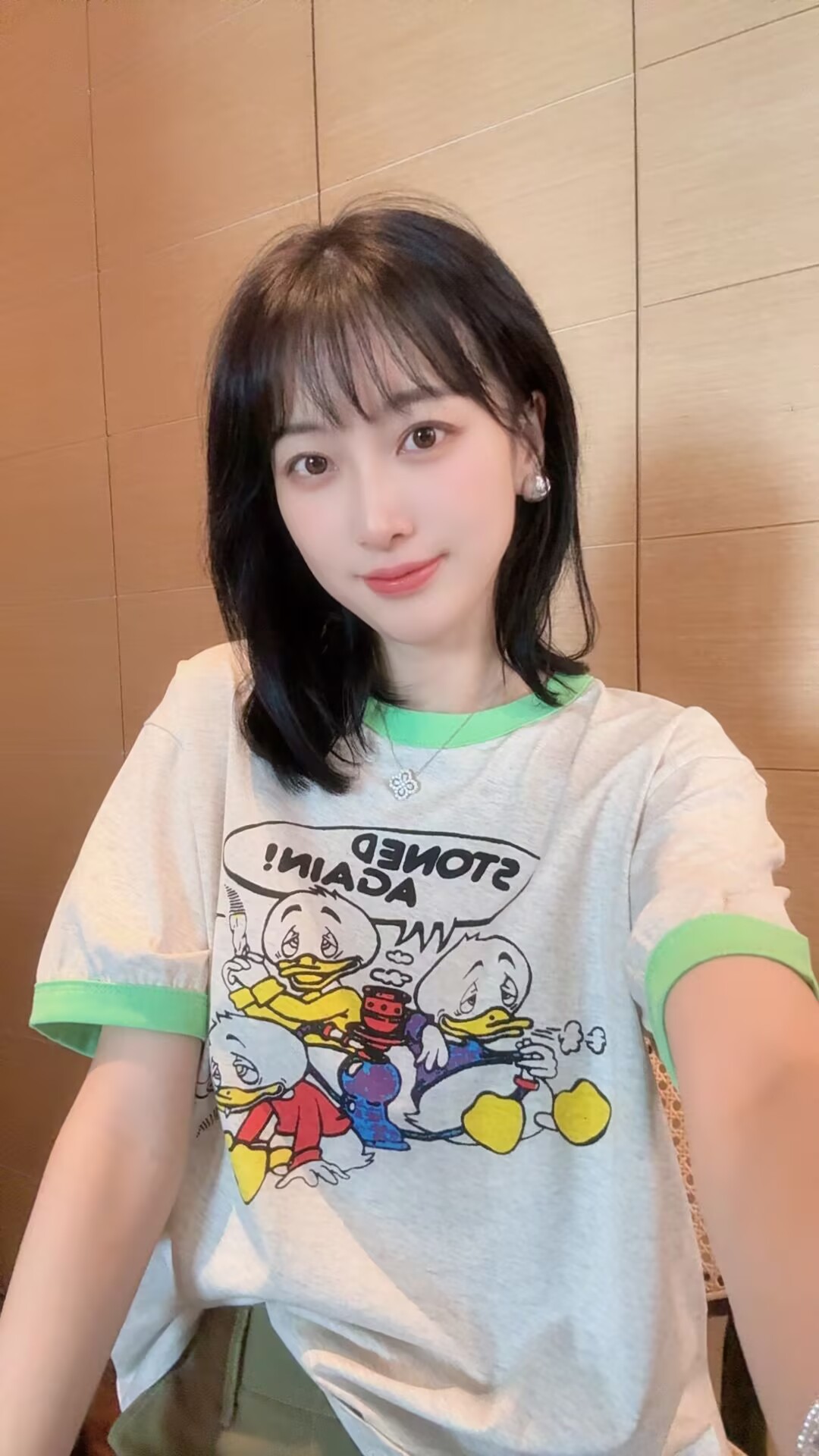 【张静芝】韩国新品~卡通鸭子字母印花减龄洋气撞色边短袖T恤