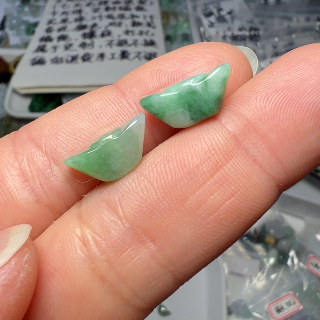 翡翠未镶嵌颈饰通孔元宝两个99块
