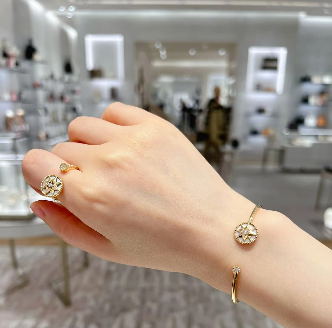 简约 经典 迪 星芒手镯