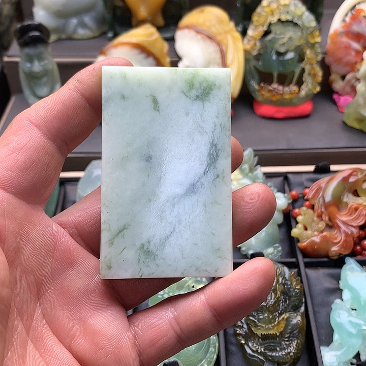 蛇纹石玉颈饰未镶嵌异**子