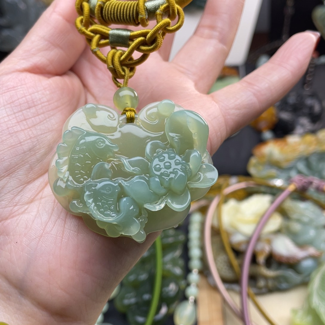 蛇纹石玉颈饰未镶嵌