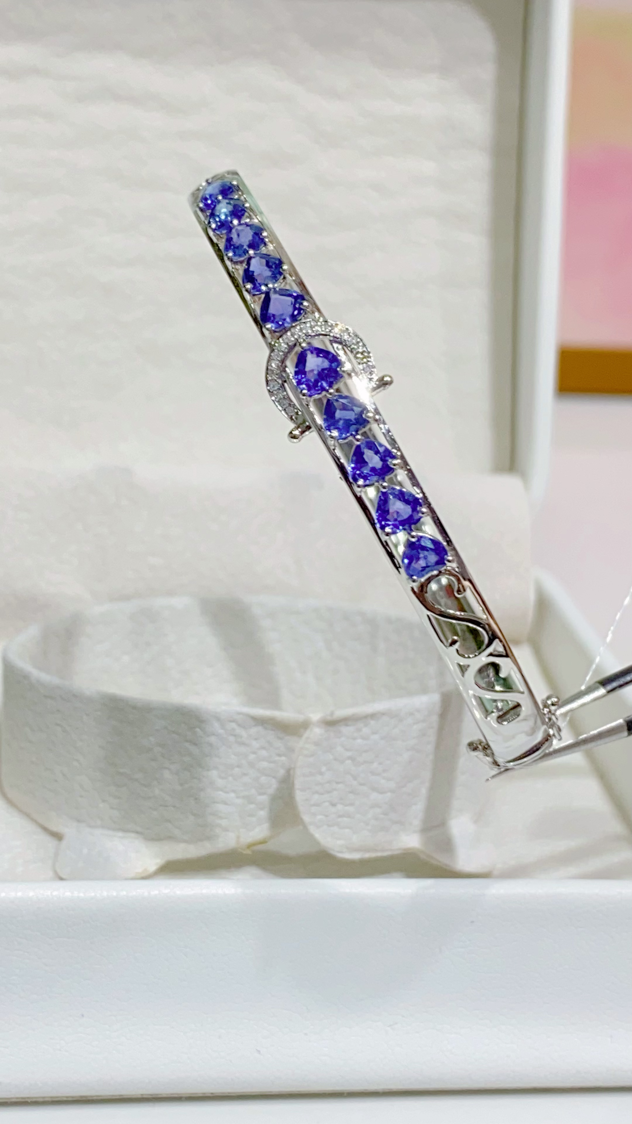 Pt950镶嵌天然蓝宝石手镯马鞍款