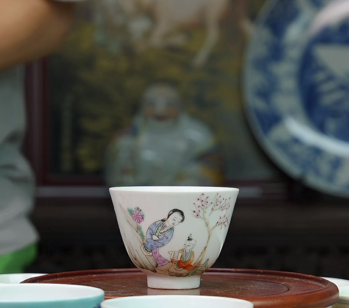 粉彩人物纹杯   