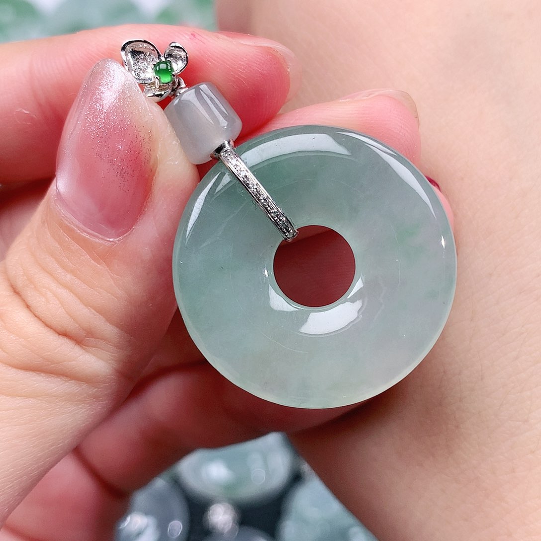 翡翠18K金镶嵌颈饰甜甜