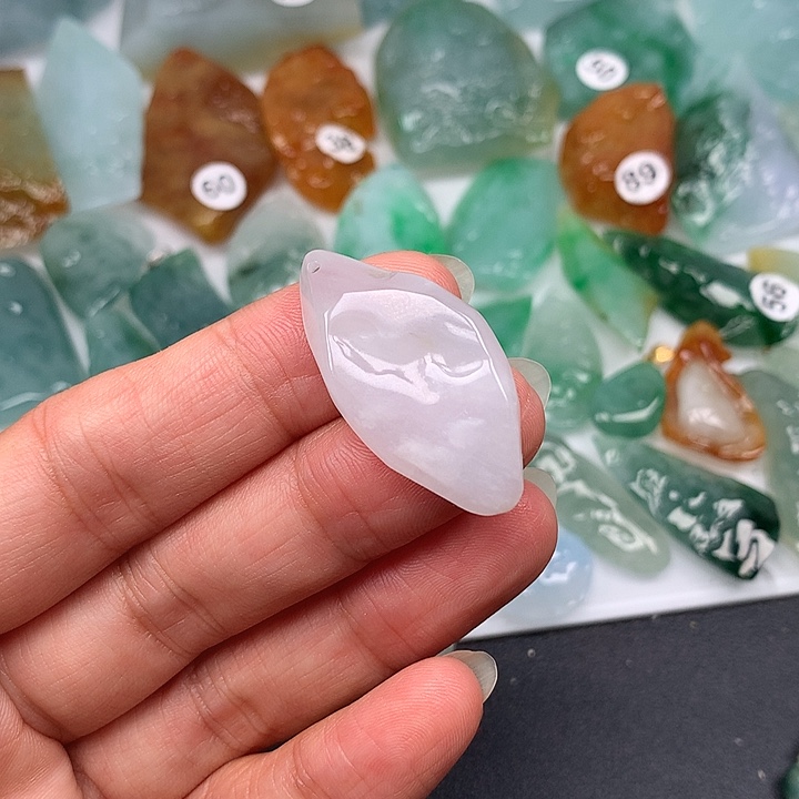 翡翠未镶嵌颈饰随型
