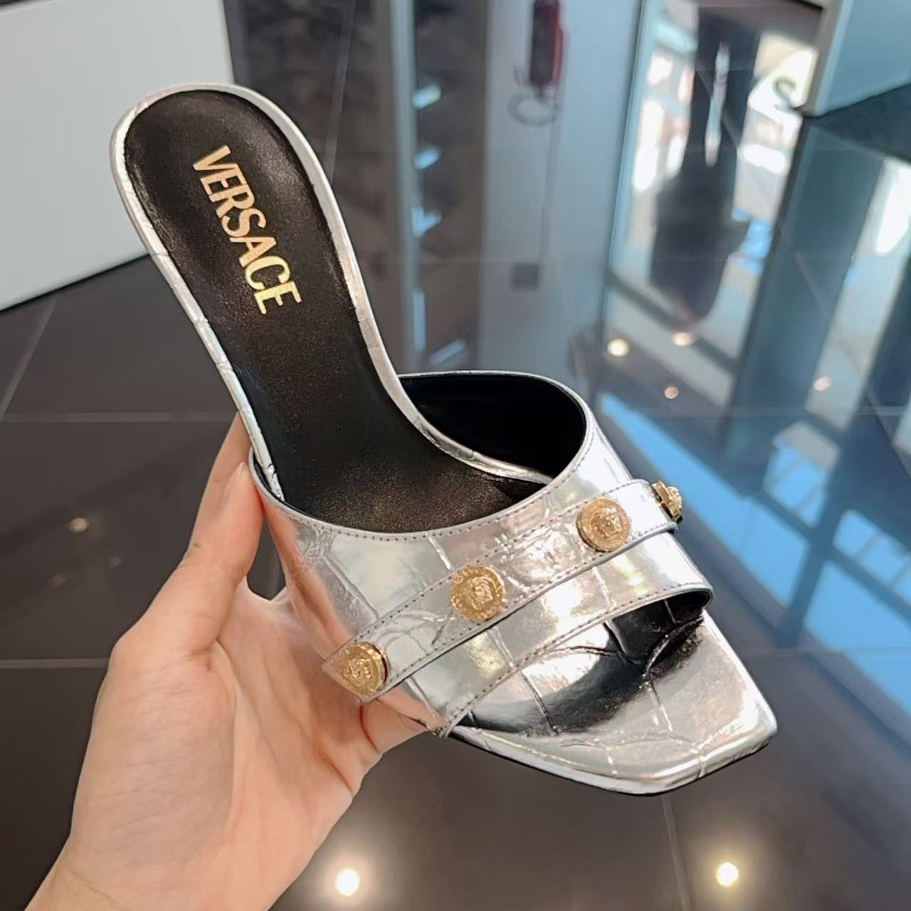 未使用 VERSACE/范思哲 女鞋鳄鱼纹高跟凉拖银色