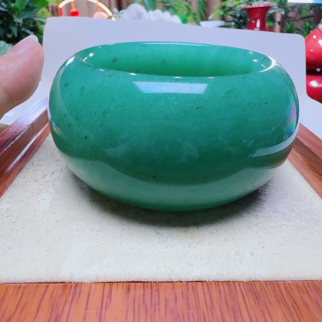 胡***伟石英质玉未镶嵌手镯