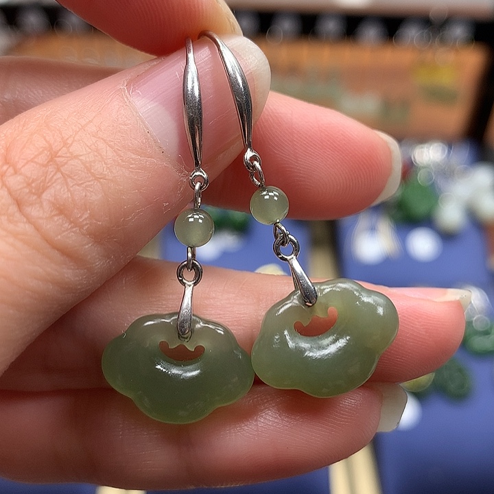 和田玉银S925镶嵌耳饰如意锁晴水绿