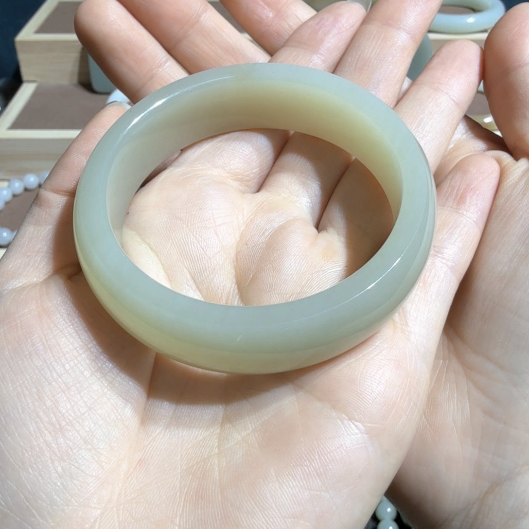 和田玉（糖玉）手镯尺寸54未镶嵌水*月