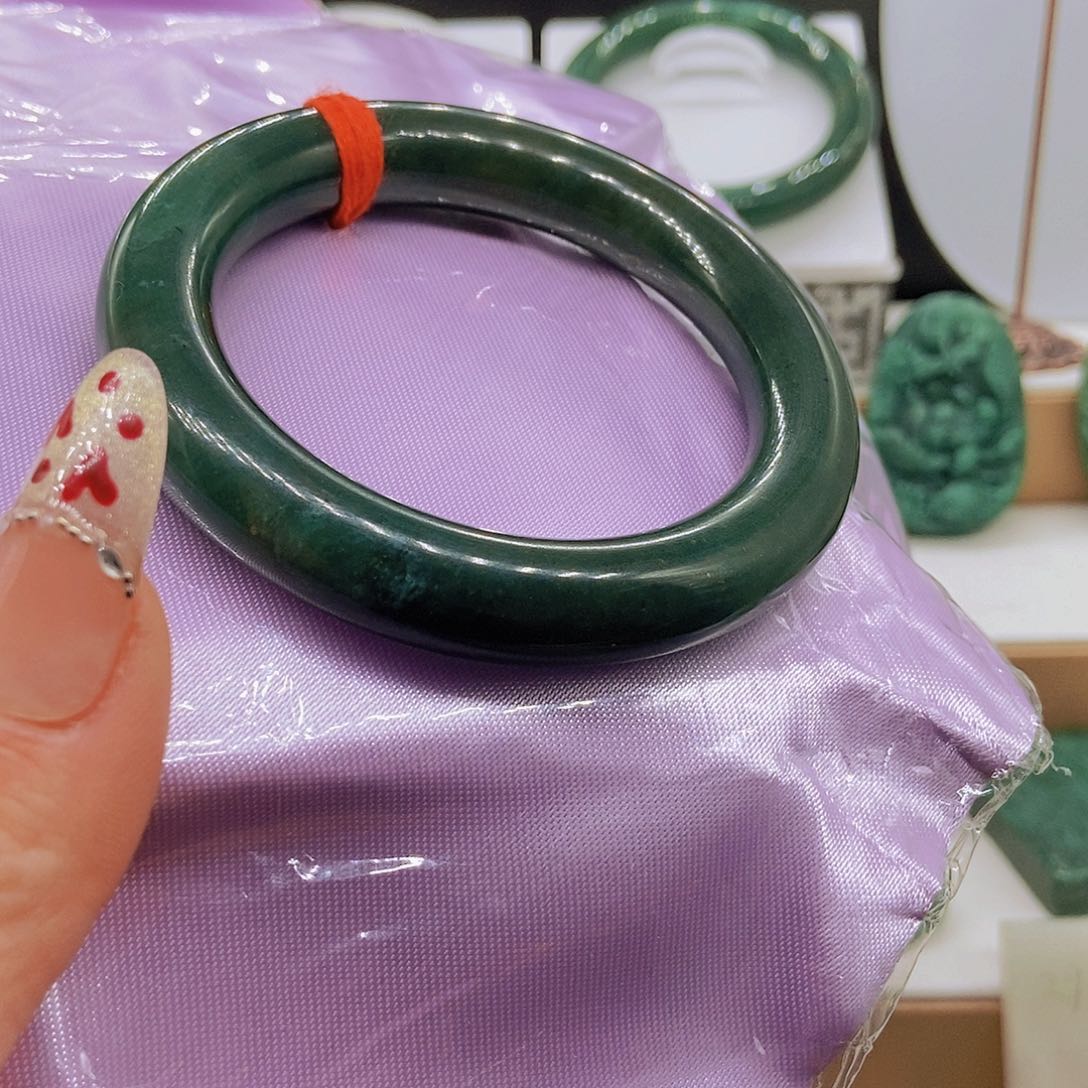 独山玉颈饰未镶嵌