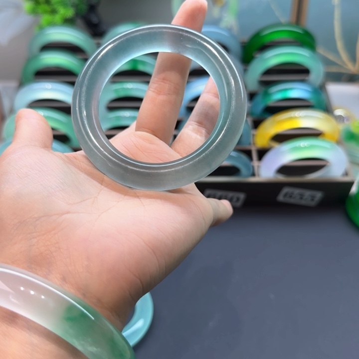 玉小**.时尚飘花手镯459