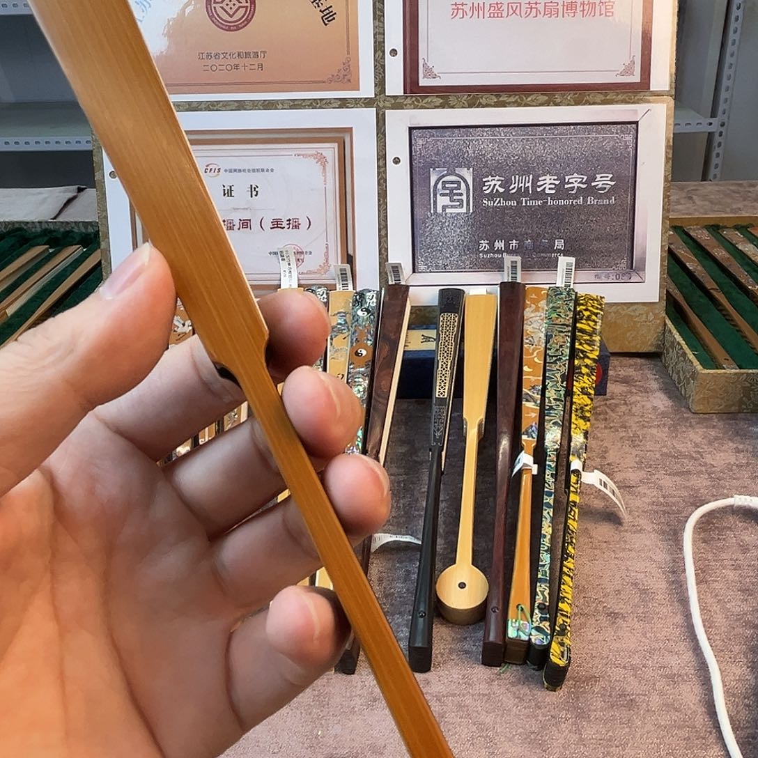 W***y扇子手工制作工艺精湛