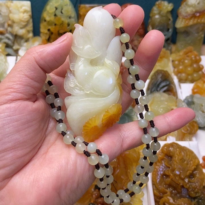 卷***兰蛇纹石玉未镶嵌颈饰