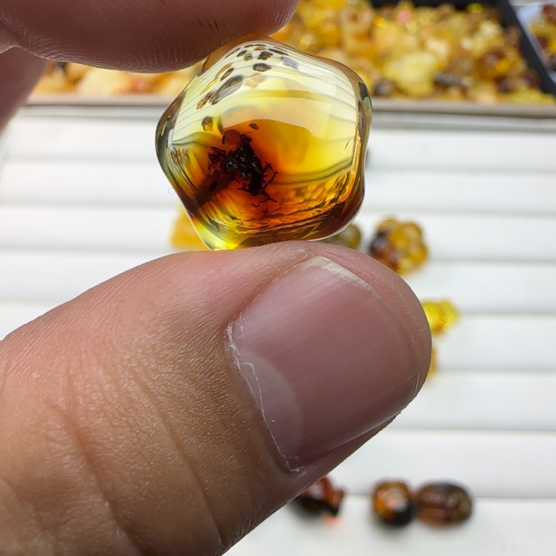 琥珀未镶嵌裸石2.0克有瑕