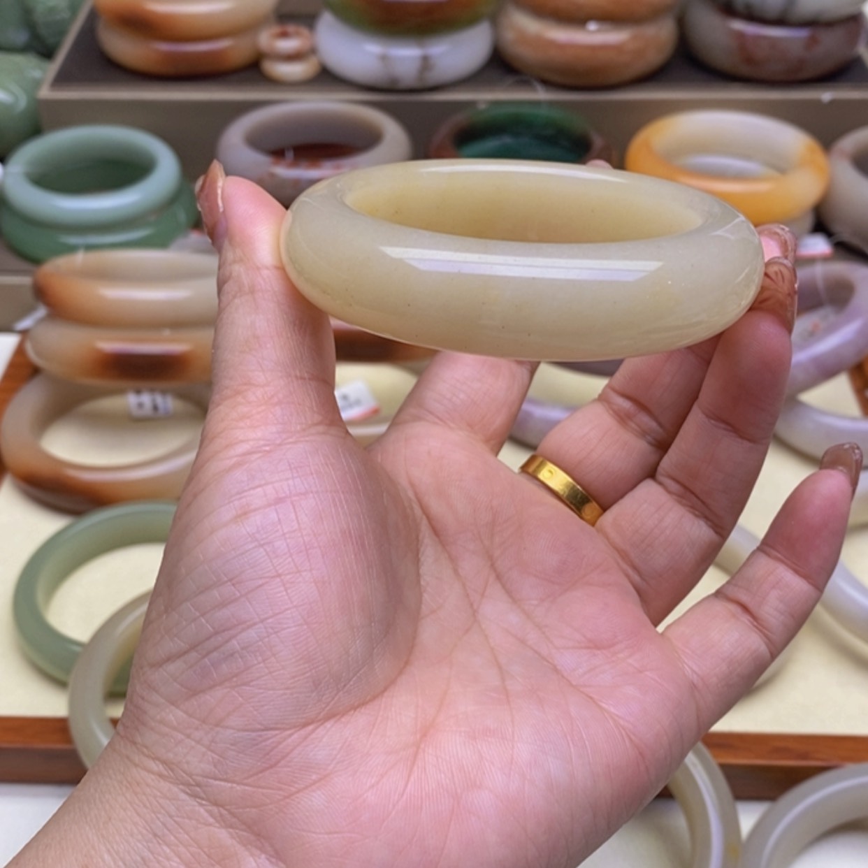 【闪购商品】石英质玉手镯未镶嵌