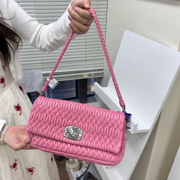 95新 MIU MIU/缪缪 小号法棍粉色褶皱水晶链条单肩包适合日常使用