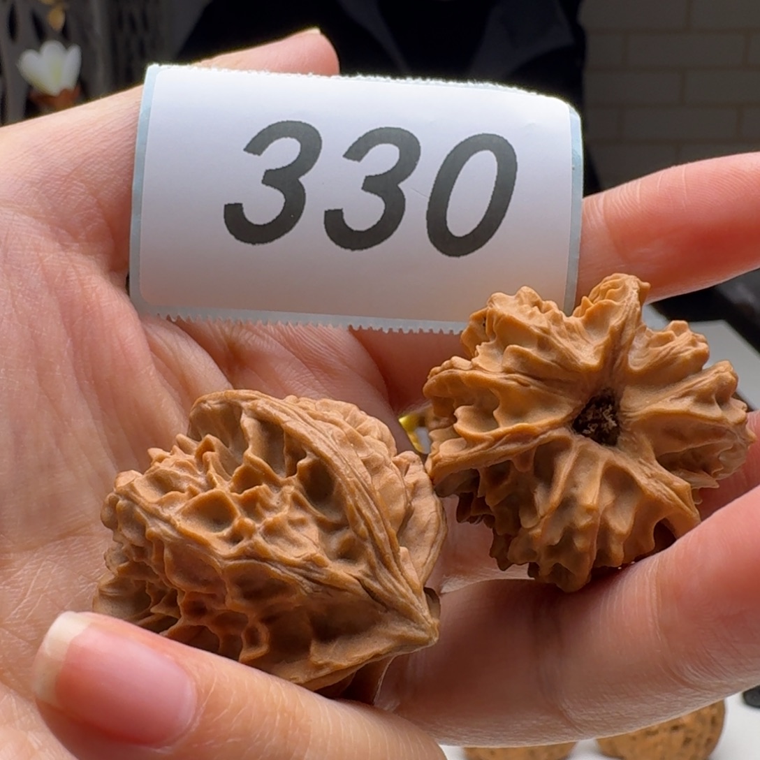 文玩核桃吊坠三棱