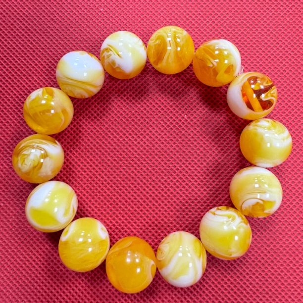 精品时尚蜜蜡手串满蜜鸡油黄（K16）