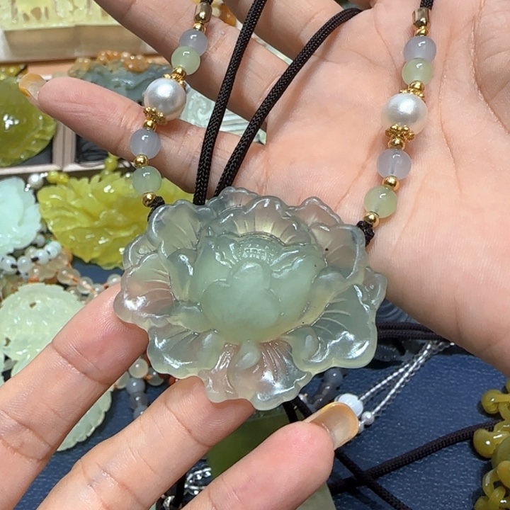 未镶嵌蛇纹石玉吊坠