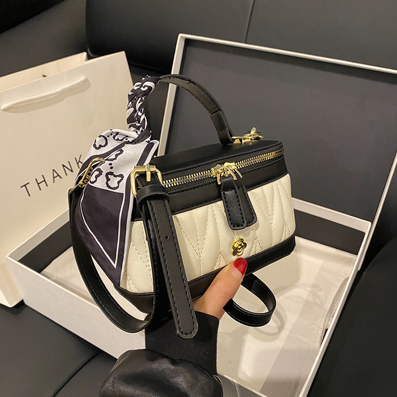 单肩斜挎手提斜挎包简约风车线耐磨防盗竖款手提款网红洋气时尚