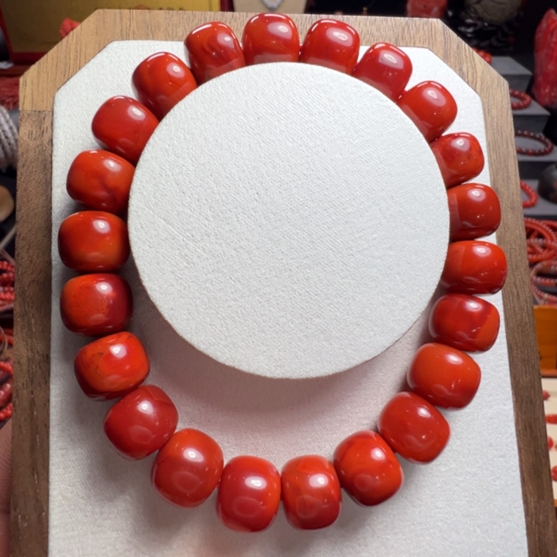 南红玛瑙未镶嵌柿子锦红底色牛血火焰纹老型手10+全品无裂