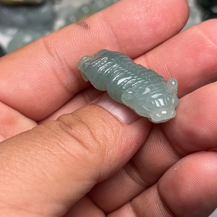 翡翠未镶嵌颈饰老虎