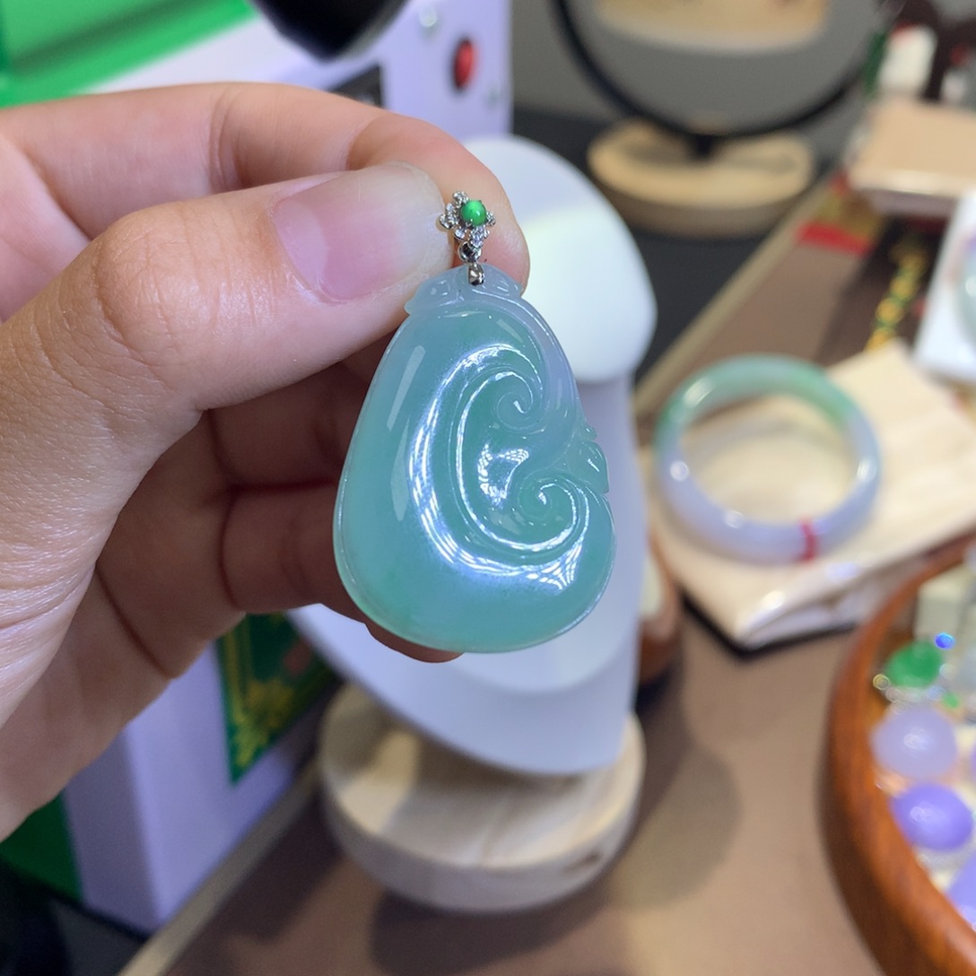 翡翠18K金镶嵌颈饰翡翠