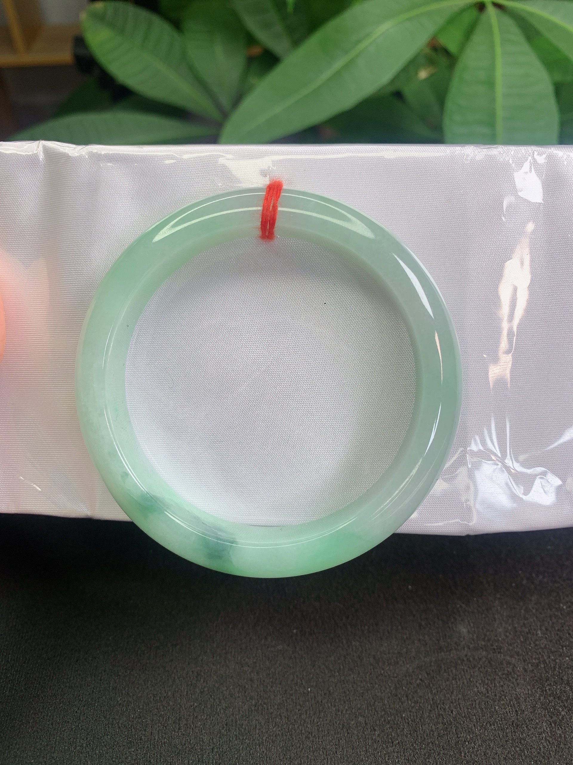 缅甸天然A货翡翠57-58圈口淡果绿底飘花正圈手镯、有纹裂（130号）