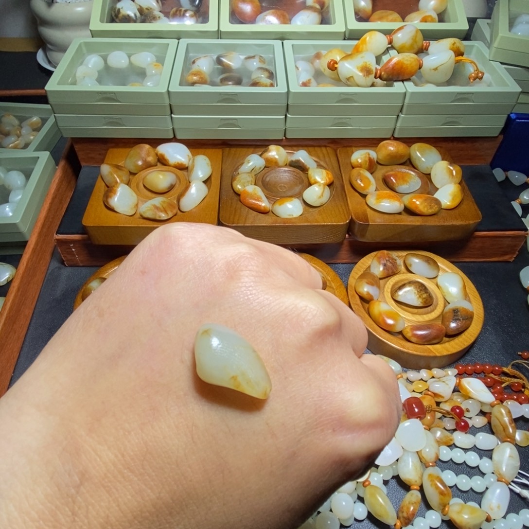 江***影和田玉未镶嵌手串