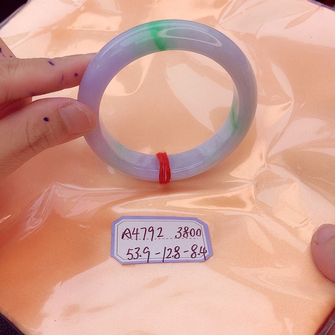 翡翠手镯未镶嵌翡翠