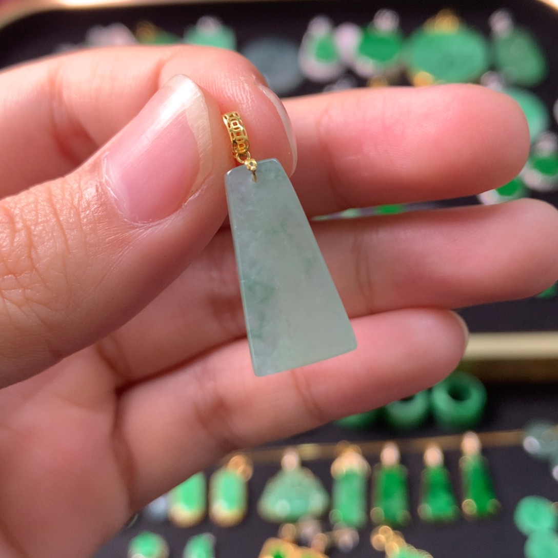 翡翠18K金镶嵌颈饰有纹裂