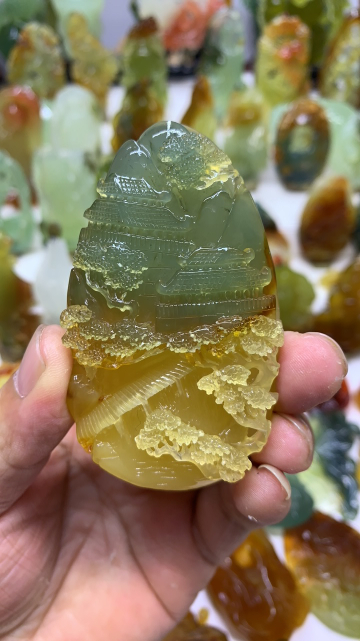 山水牌。采用天然花玉精雕而成