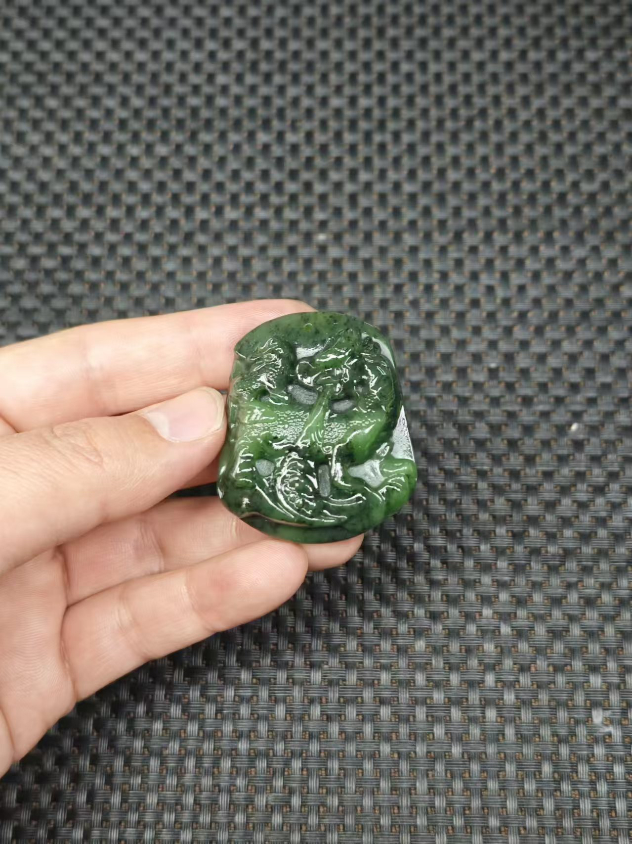 天然和田玉老料精雕碧玉牌1.30清货2