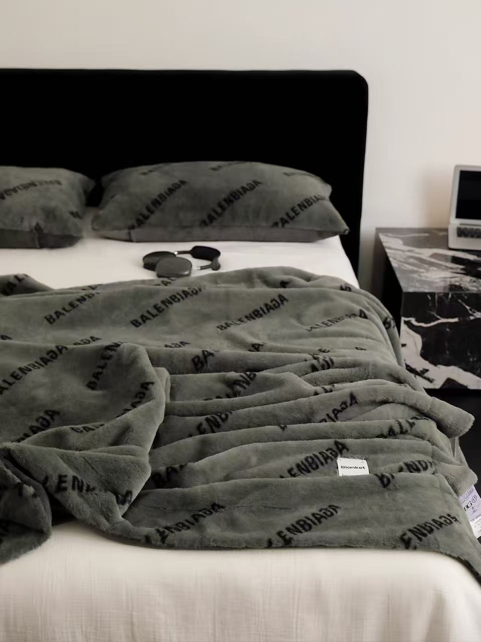 【咖色英文字母盖毯】珊瑚绒毛毯加厚双面家用盖毯200*180