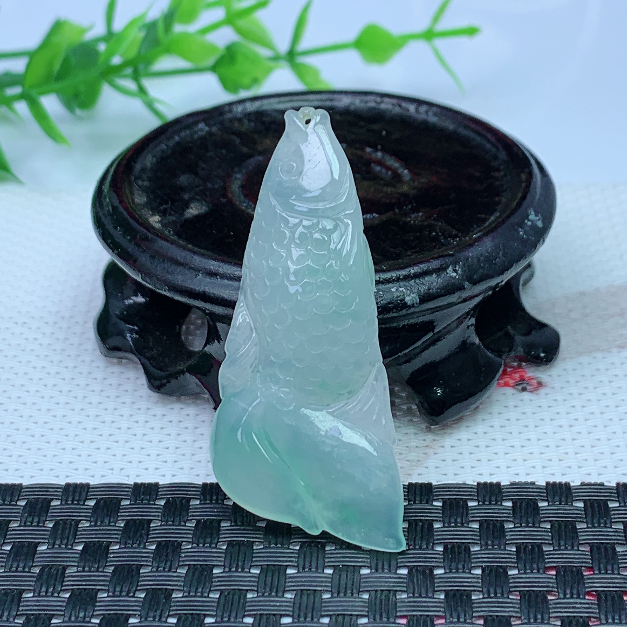 缅甸天然A货翡翠 水润年年有余吊坠 尺寸；52*21.9*5.7mm
