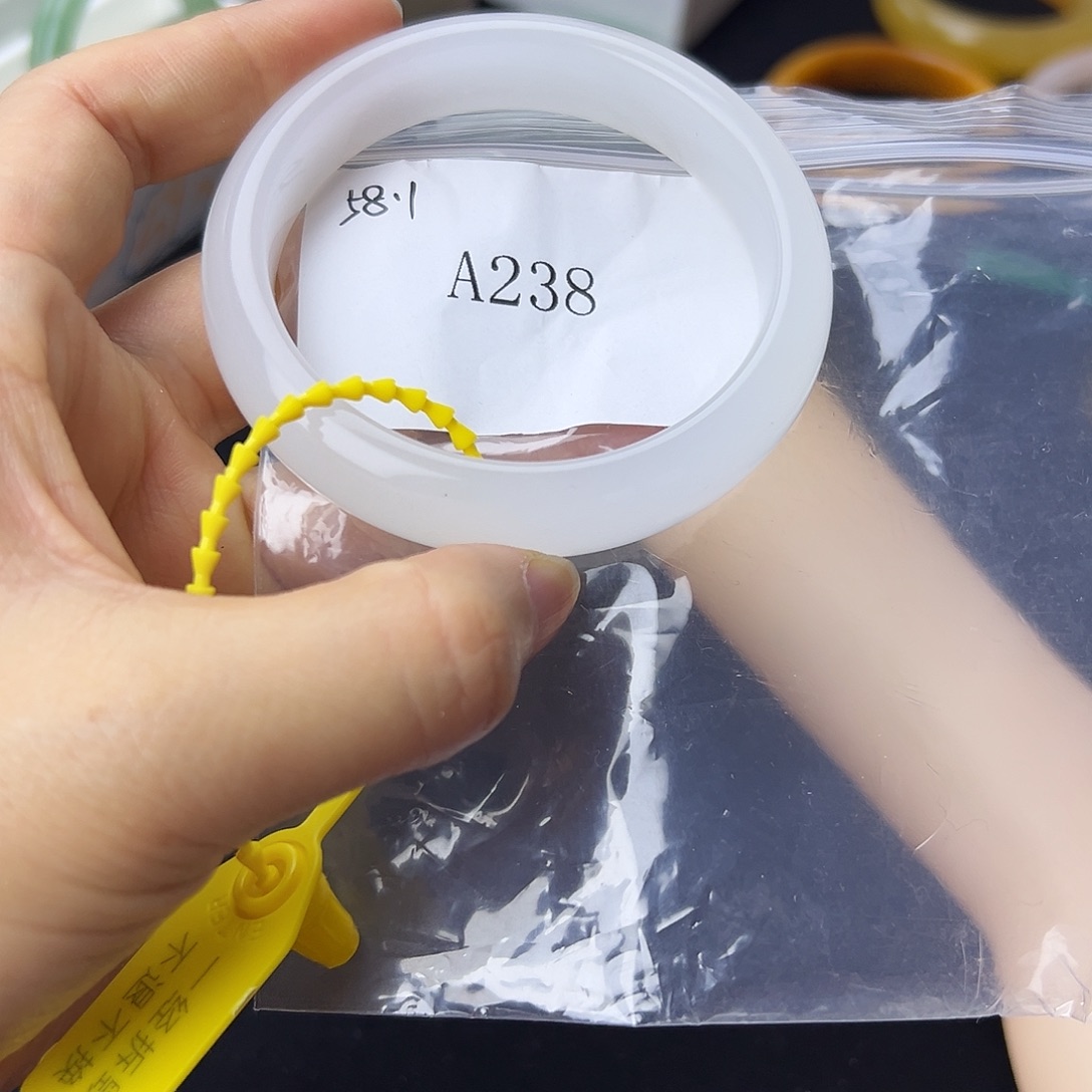 石英质玉未镶嵌手镯