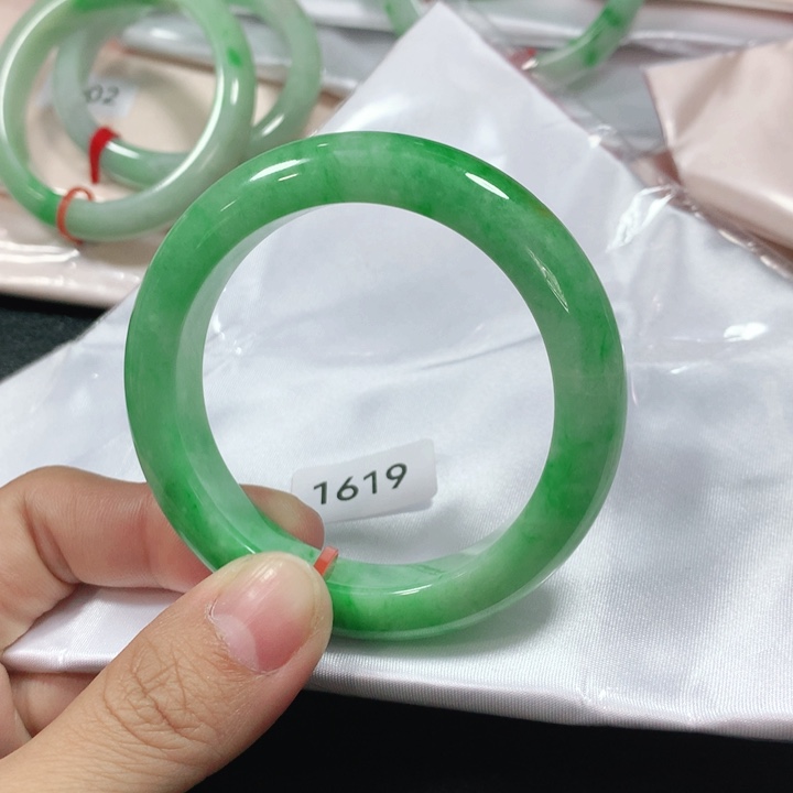 翡翠手镯未镶嵌小***?天然翡翠手镯02