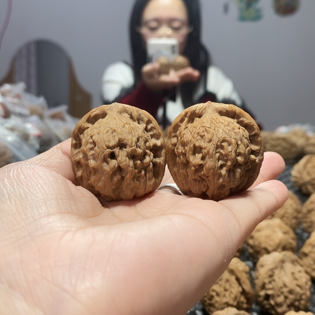 山***是桃核吊坠    打底