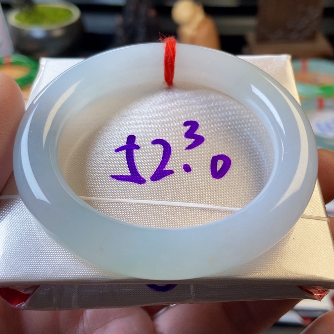 翡翠未镶嵌手镯4、底色圆条