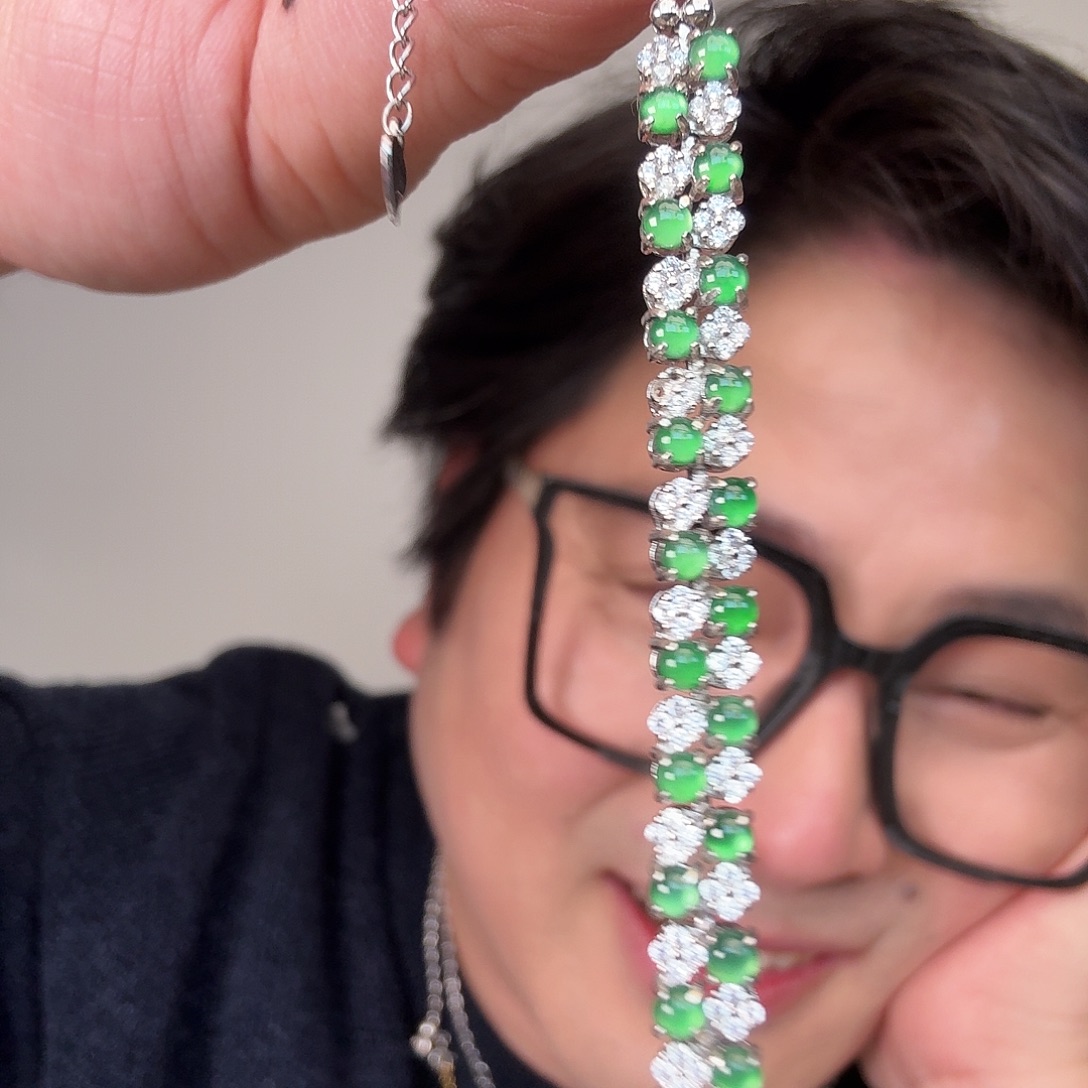 翡翠未镶嵌颈饰一件