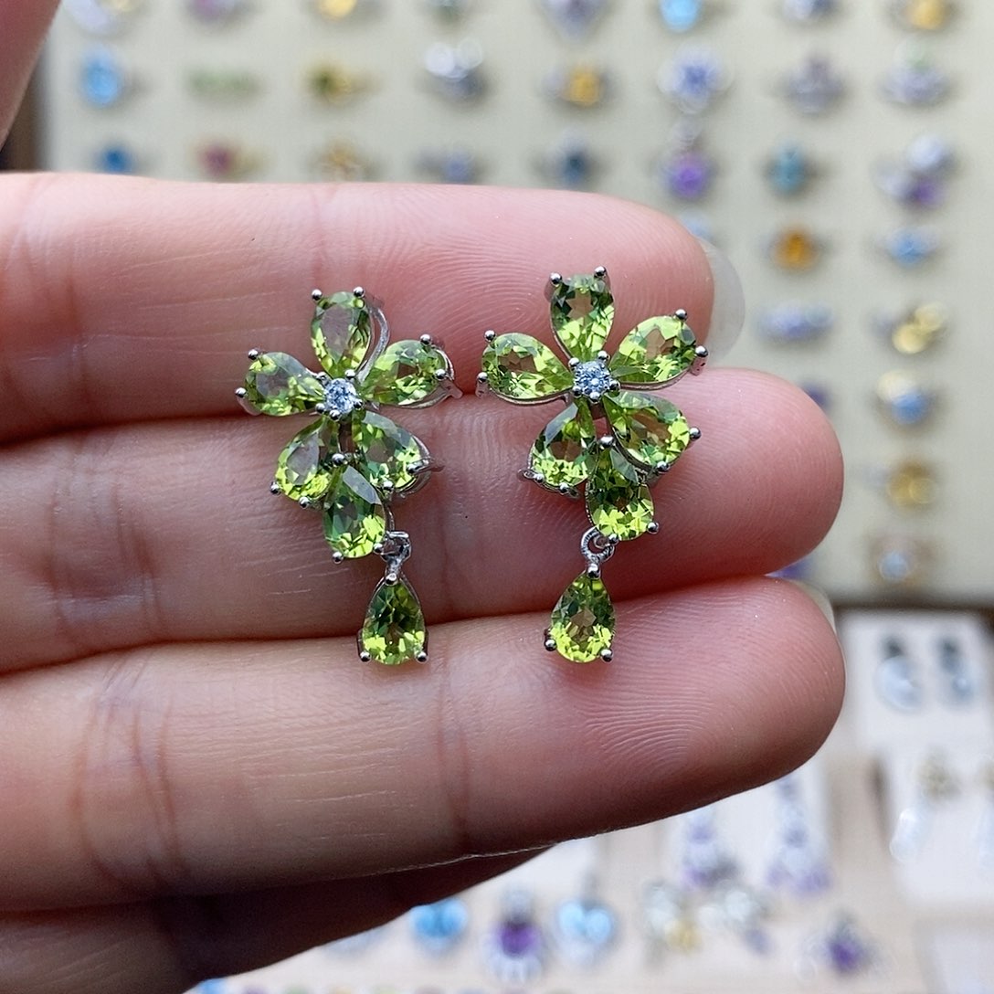 橄榄石耳钉银S925镶嵌一物一证