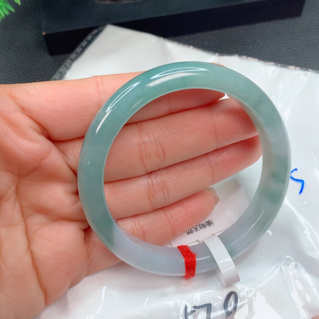 翡翠手镯未镶嵌……….